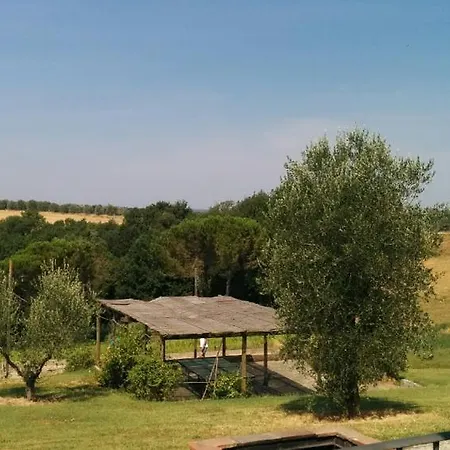 Nebbiano Sleeps 4 Pool Wifi Appartement